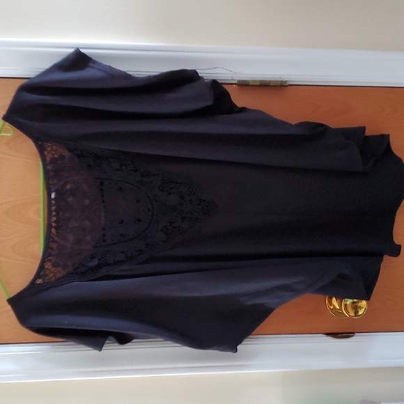 3X black keyhole neck top - Picture 2 of 4